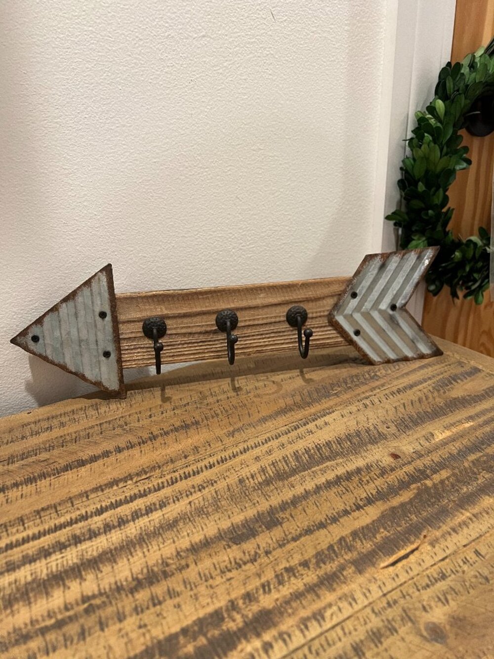 Rustic Farmhouse Arrow Wall Hanger with Hooks